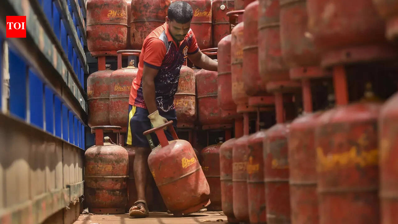 Oil marketing companies losing nearly 700 per domestic LPG cylinder, says government