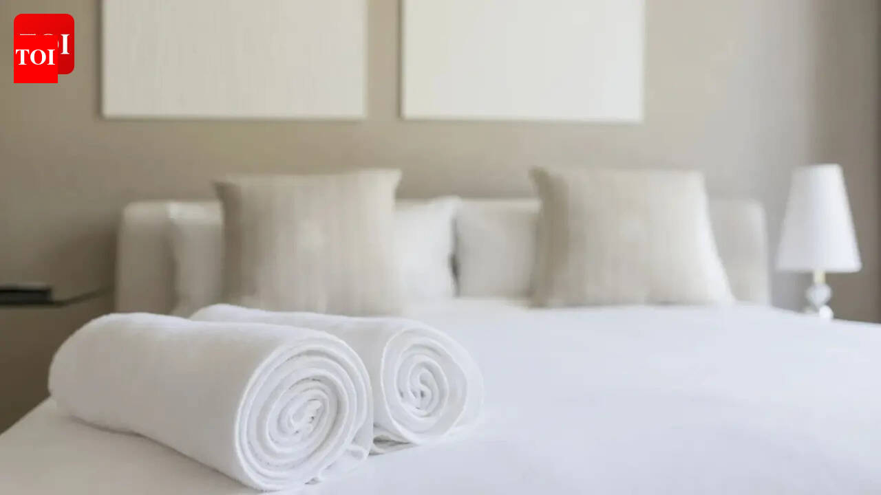 Why do most hotel beds use white sheets? The real reason will surprise you!