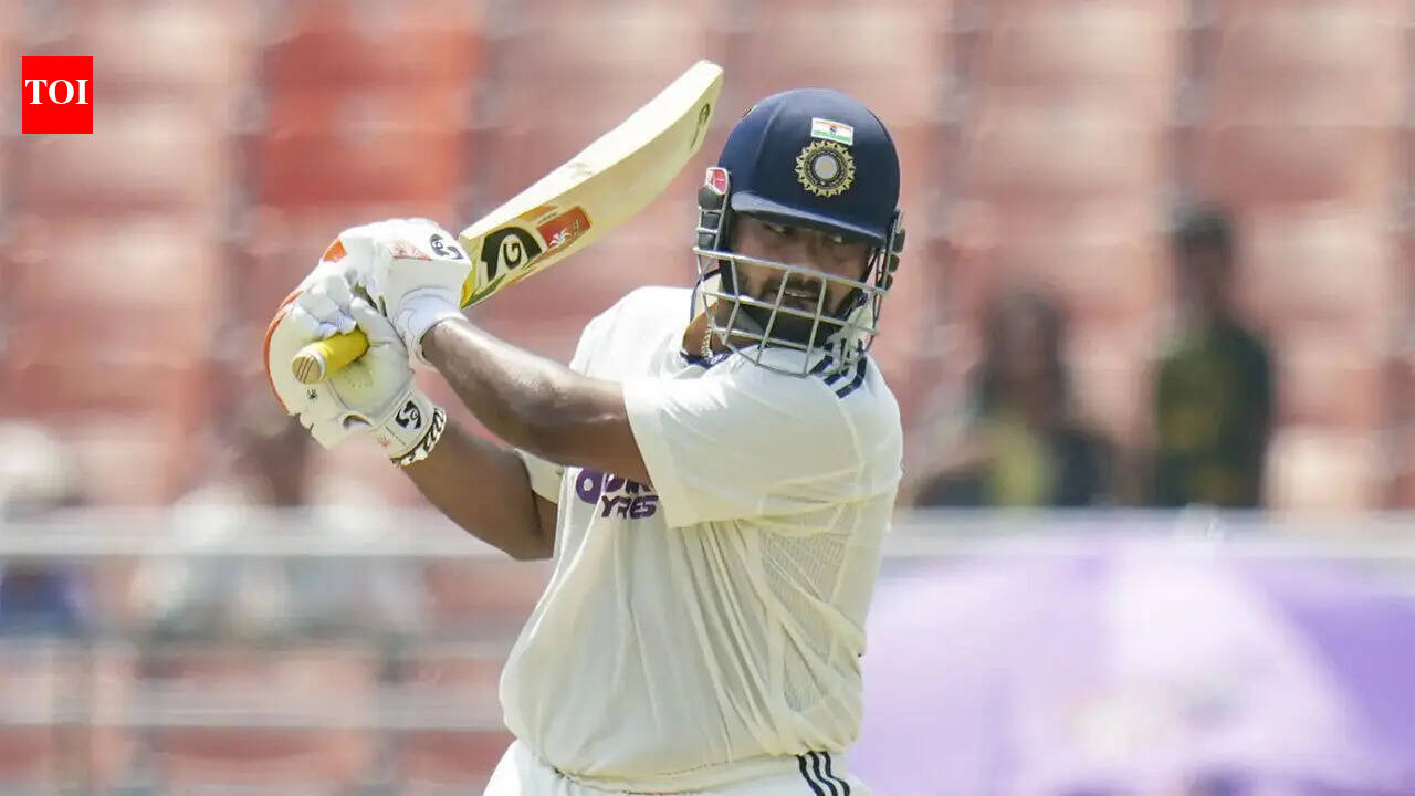'Why would anyone tell him how to bat?': Kotak backs Pant
