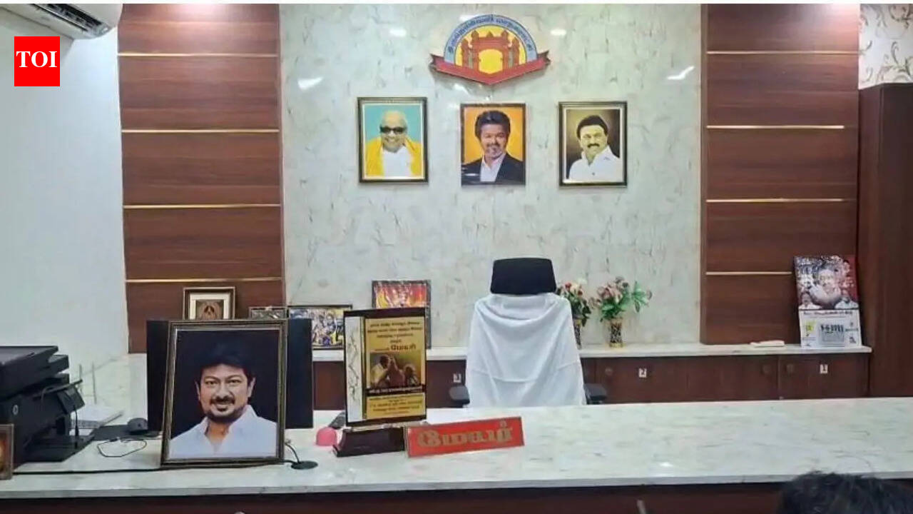 Nellai mayor refuses to sit on chair beneath CM Vijay’s photo