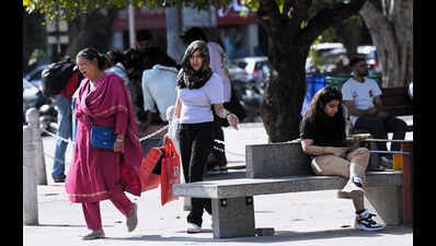 Heat returns, mercury breaches 40°C