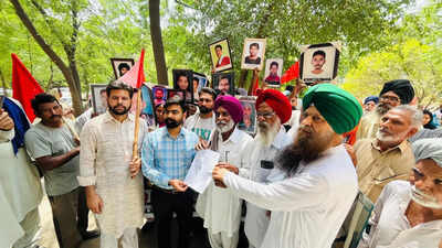Poeple walk with the dead at Jagraon to stop march of ‘chitta’ in Punjab.