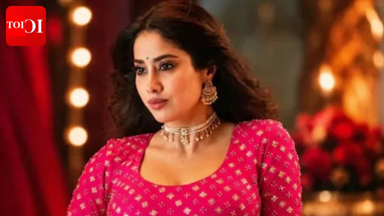 बुच्ची बाबू सना के निर्देशन में अचियाम्मा के किरदार को लेकर हो रहे विरोध के बीच जान्हवी कपूर ने राम चरण की ‘पेड्डी’ की सक्सेस मीट को छोड़ दिया |