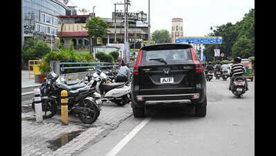Govt parking lots lie vacant as roadside parking chokes Dehradun