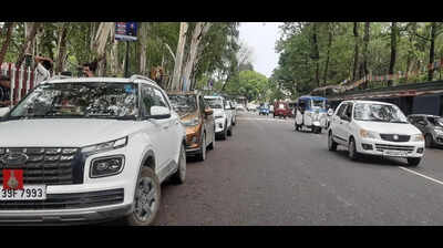 Govt parking lots lie vacant as roadside parking chokes Dehradun