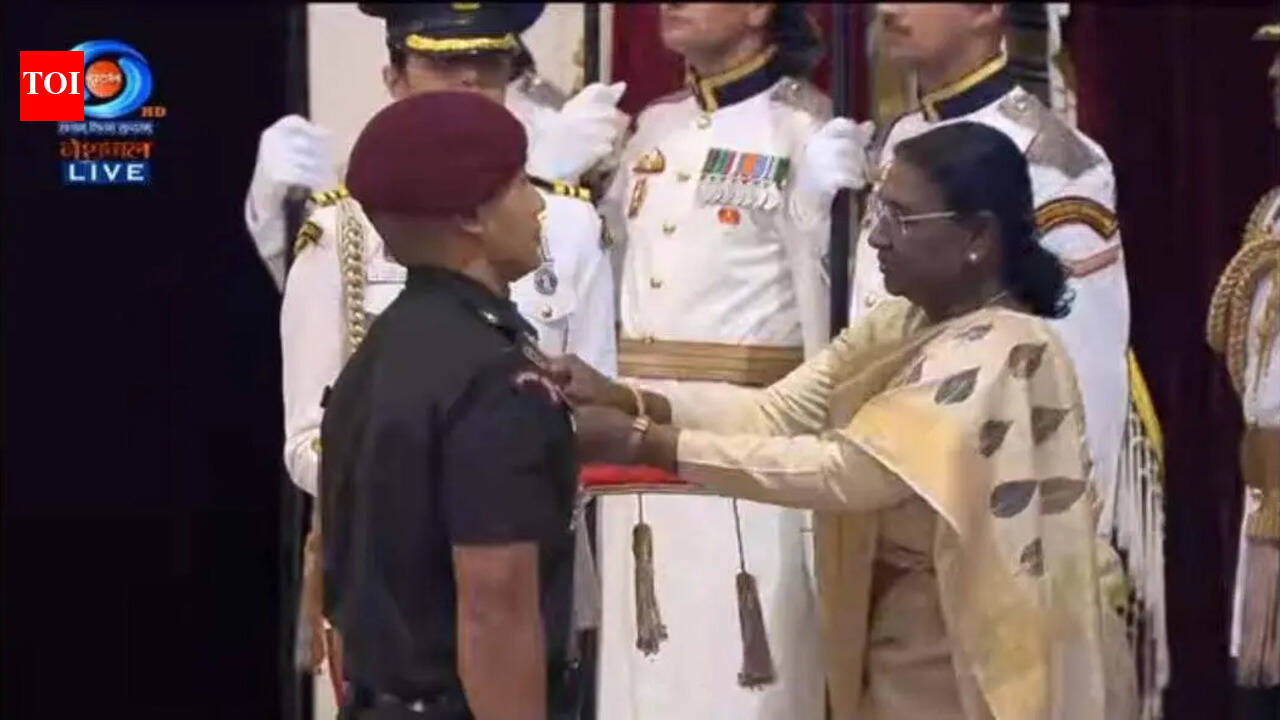 Prez presents Kirti Chakra to Capt Sailo