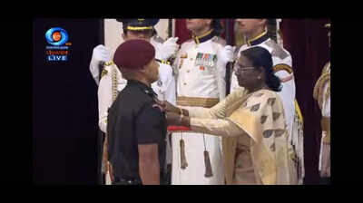 Prez presents Kirti Chakra to Capt Sailo
