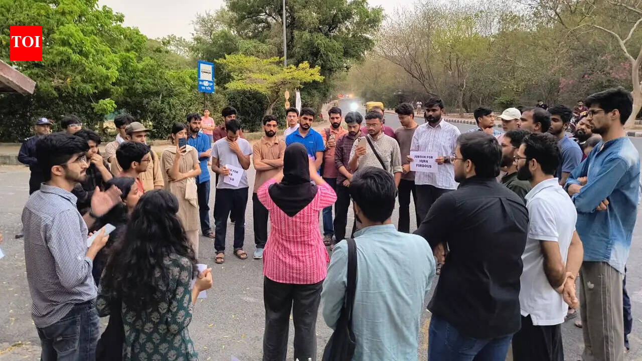 जेएनयू के छात्रों ने इकरा फिरदौस के लिए मोमबत्ती जलाकर जुलूस निकाला और शीघ्र न्याय की मांग की