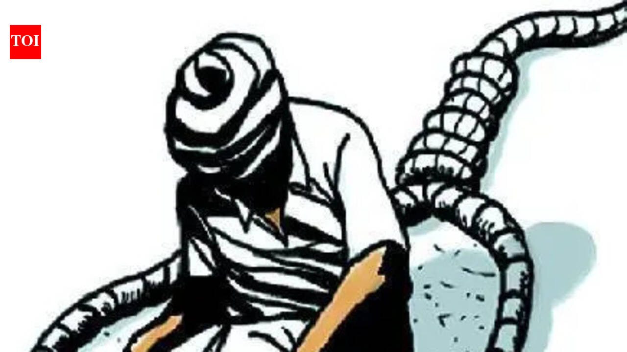 Claiming injustice, farmer climbs tree outside Vidhana Soudha to hang himself