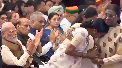 Why did President Droupadi Murmu break the protocol to comfort a mother