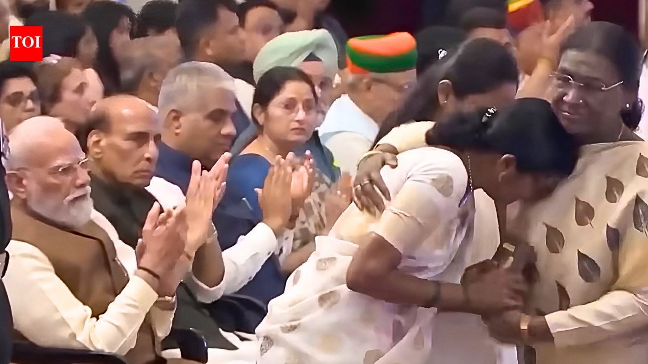 Why did President Droupadi Murmu break the protocol to comfort a mother