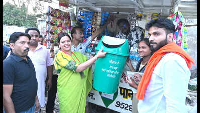 Pilibhit civic body distributes 2k dustbins to vendors to curb littering