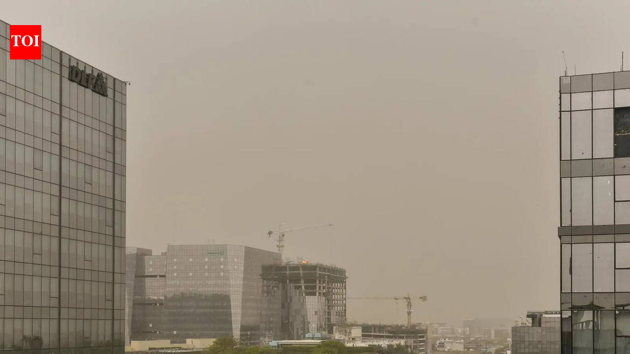 Dust storm lashes Gurgaon after hot day, thunderstorms and rain likely over next four days