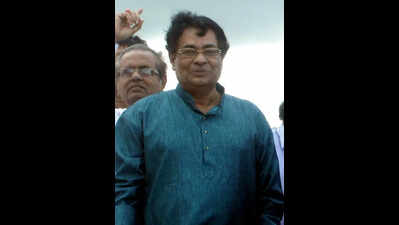 Ex-min held, protesters storm home, pelt eggs