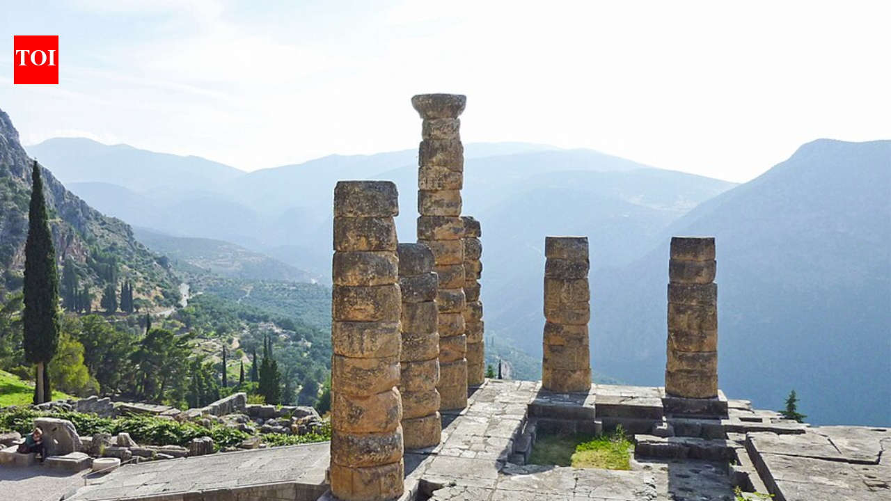 In the year 1892, some archaeologists, workers and labourers were assembled near the foot of Mount Parnassus