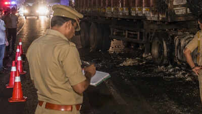 2 dead as trailer rams truck, vehlicles catch fire on Lucknow-Sultanpur highway