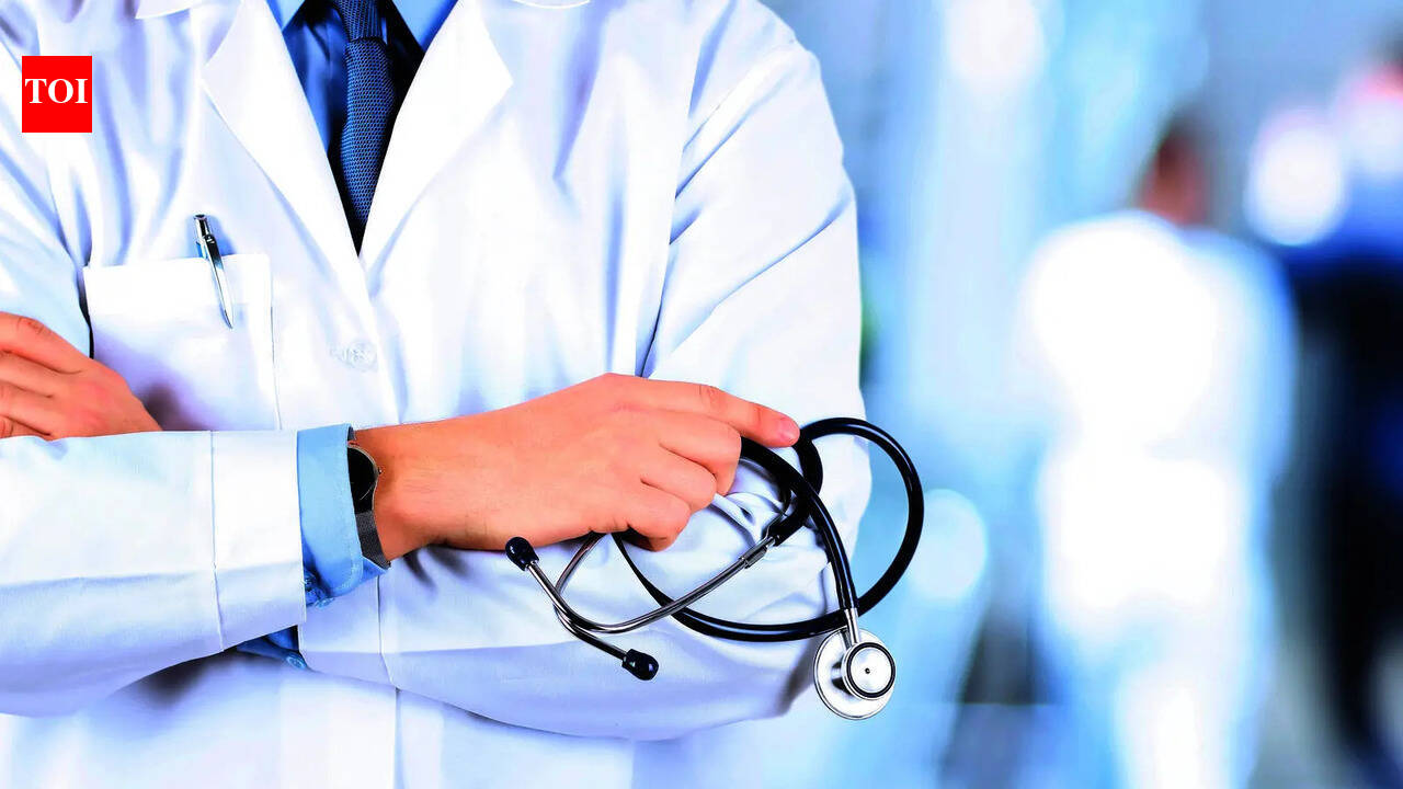 Govt docs can’t practice privately during duty hours: Min