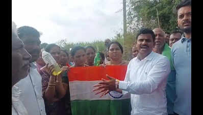 Farmers stop land survey for Shaktipeeth Expressway