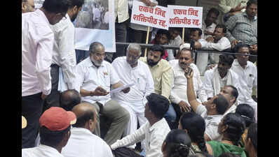 Farmers stop land survey for Shaktipeeth Expressway