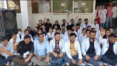 Jhansi med college docs protest over detention of colleague