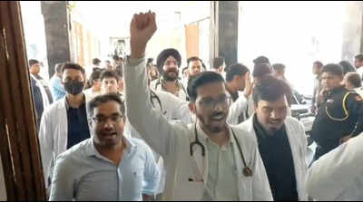 Jhansi med college docs protest over detention of colleague
