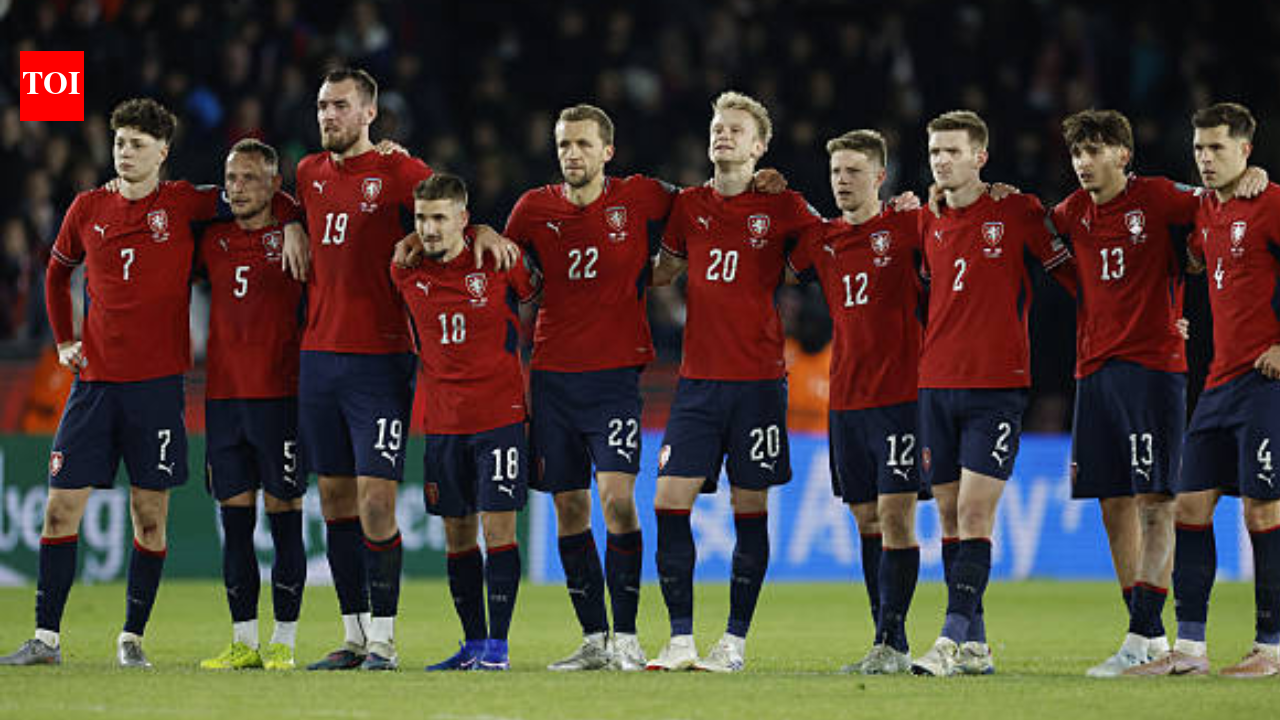 “We’re making a fool out of ourselves”: Fans feel embarrassed as Czech Republic team bus gets stuck in major traffic before FIFA World Cup 2026 opener
