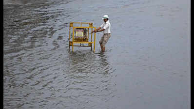 Thunderstorms leave Vijayawada waterlogged, traffic hit