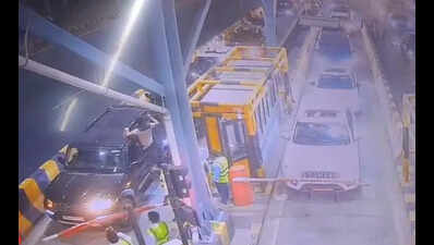 Blaring sirens, over a dozen cars break past barrier; toll staff thrashed