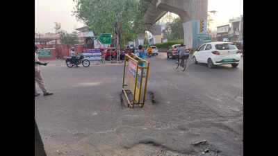 Cracks prompt partial fence-in of Hawa Sadak