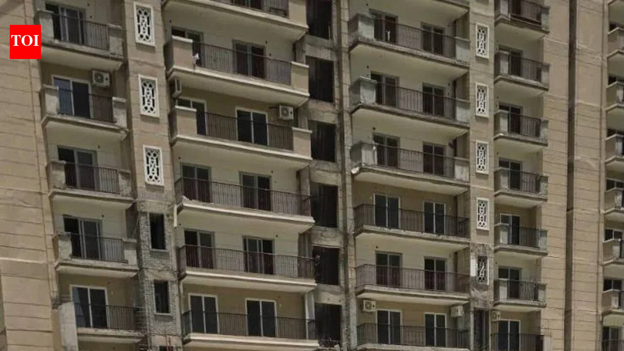 Safety belt snaps, 2 workers fall 37 floors to death at project site