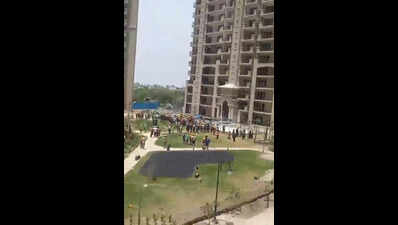 Safety belt snaps, 2 workers fall 37 floors to death at project site
