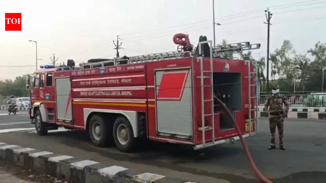 Fire breaks out at Bhopal's Halalpura firecracker market; several fire tenders deployed