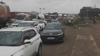 Traffic snarls on Mumbai–Agra Highway for nearly 5 hours after truck breaks down near Igatpuri