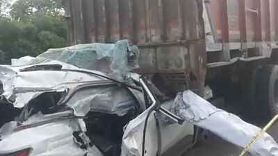 3 SHOs, driver killed as SUV crashes into truck in Bihar's Begusarai