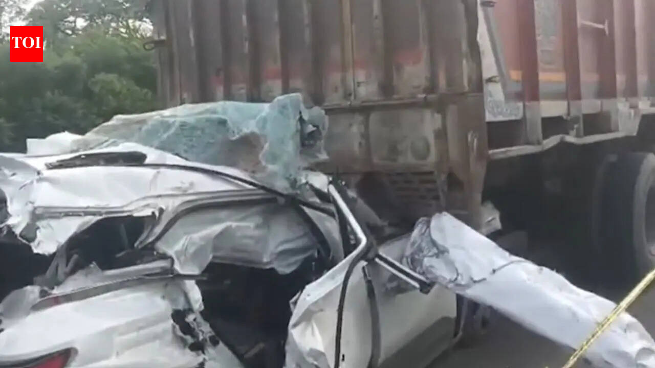 3 SHOs, driver killed as SUV crashes into truck in Bihar's Begusarai