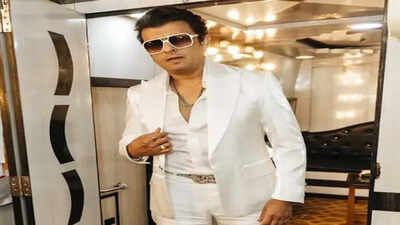 Sonu Nigam revisits his early days in music with rare 1993 photos from ‘Main Duniya Teri Chhod Chala’ recording days