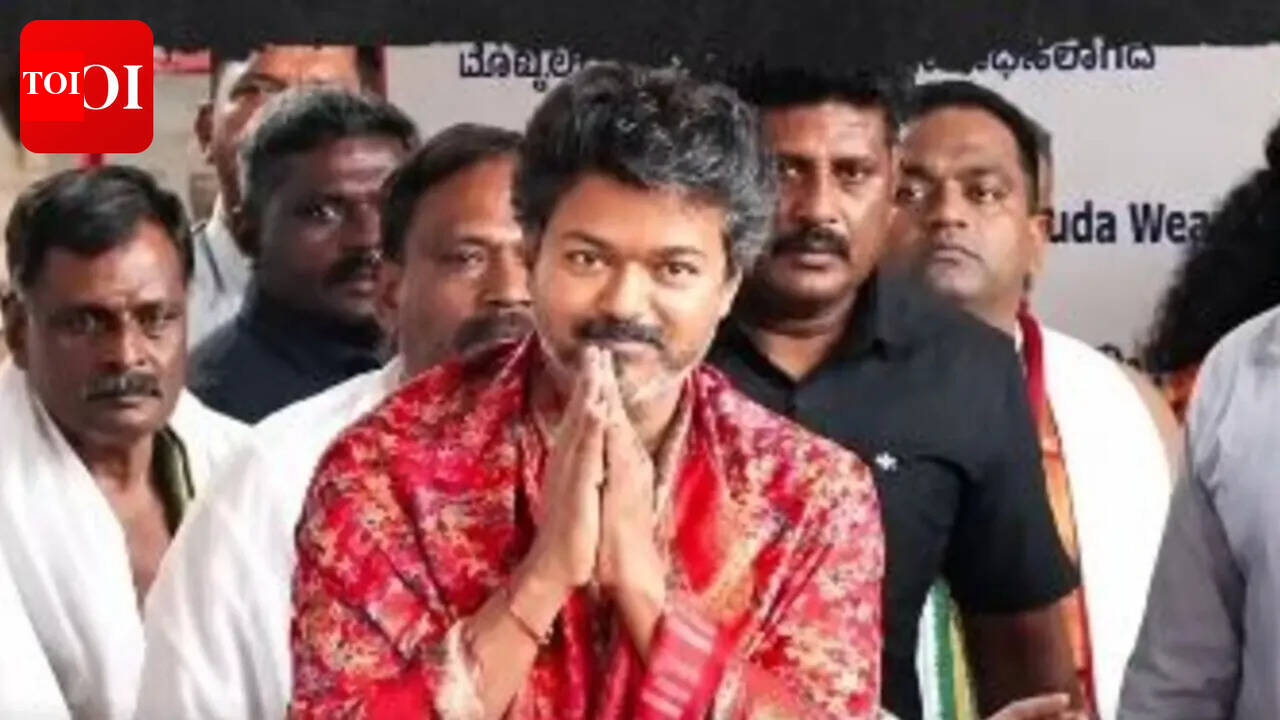 தமிழ்நாடு முதல்-அமைச்சர் மற்றும் நடிகர் விஜய் கொல்லூர் மூகாம்பிகை கோவிலுக்கு விஜயம்: நடிகர்-அரசியல்வாதியை காண ரசிகர்கள் திரண்டனர்