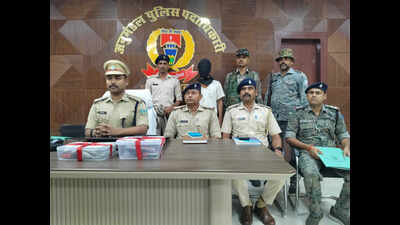 Palamu youth arrested for posing with country-made guns