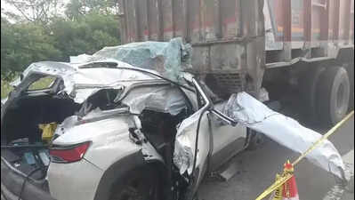 3 SHOs, driver die as SUV crashes into stranded truck in Begusarai
