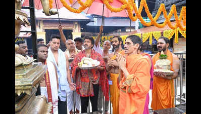  Vijay offers 1.6kg silver sword