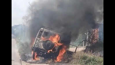 TDP, YSRCP cadres clash at Mantralayam
