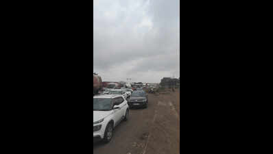 Tyre burst disrupts vehicular movement for five hours on Mumbai-Agra highway near Igatpuri