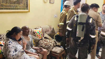 Blaze traps elderly couple, firemen break down door to pull them out