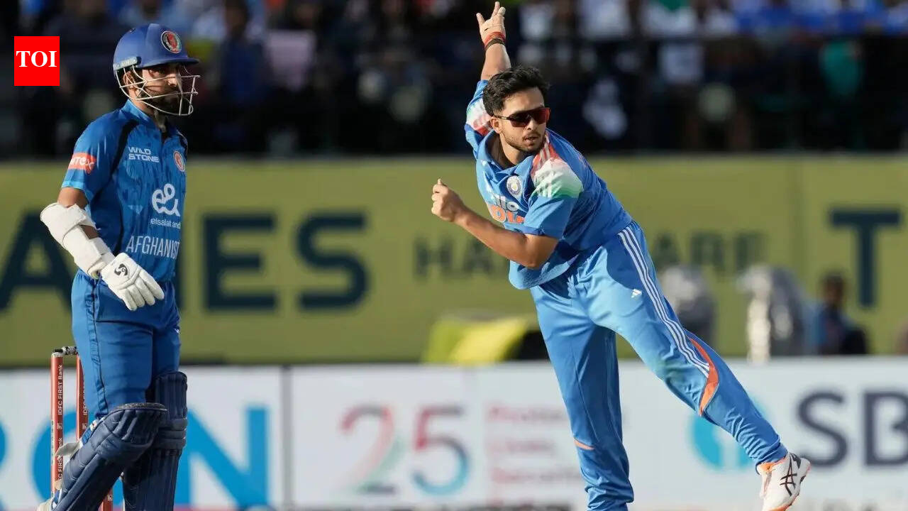 IND vs AFG Live: Afghanistan give away freebies early as India begin 195-run chase