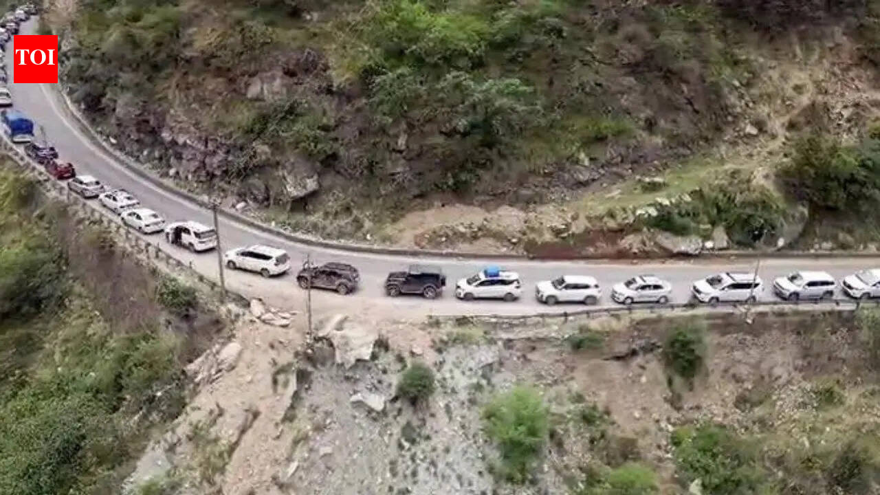 Heavy traffic on Mandi-Kullu road as tourists-watch