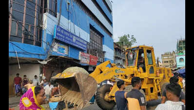 After CM’s prod, KMC & KP conduct drive to remove hawkers around New Market