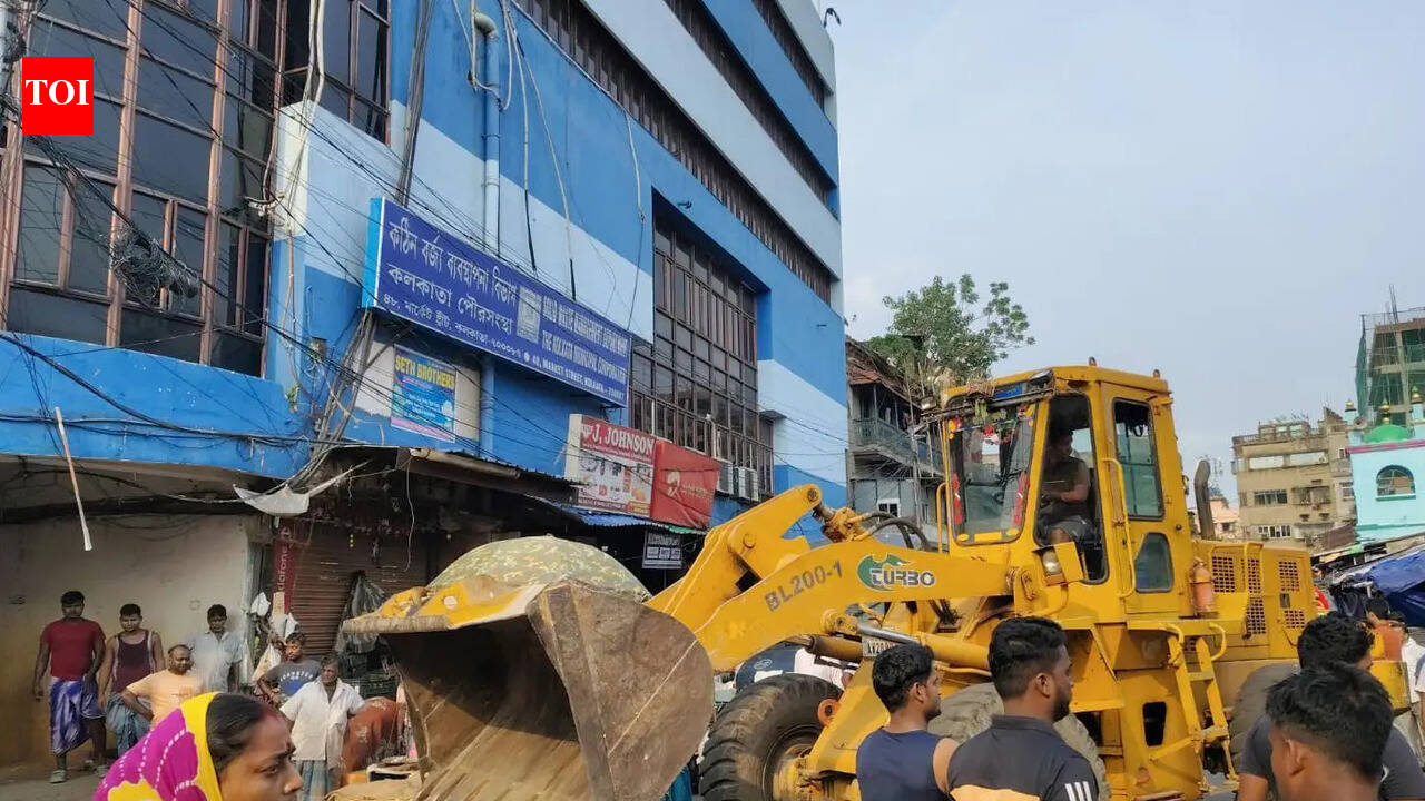 After CM’s prod, KMC &amp; KP conduct drive to remove hawkers around New Market