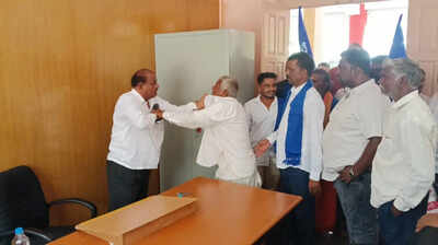 Farmer hits BTDA clerk with slipper during protest in Bagalkot
