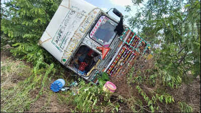 Three killed in truck-moped accident at Babargaon Phata on Gangapur road in Chhatrapati Sambhajinagar