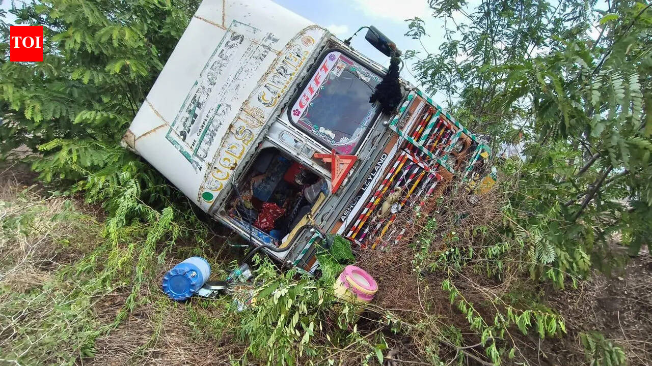 Three killed in truck-moped accident at Babargaon Phata on Gangapur road in Chhatrapati Sambhajinagar
